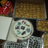 KIT FESTA 300 salgadinhos 100 docinhos 01 torta 08 litros refrigerante R$ 220,00