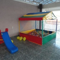 PISCINA DE BOLINHAS E ESCORREGADOR