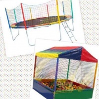 Cama elástica de 3m, e piscina de bolinhas de 4m2.