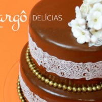 Bolo com Pasta de Chocolate e Rendas de Açúcar!!! Nova tendência em decoração de bolos aqui na Margô