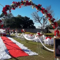 arco de flores vermelho