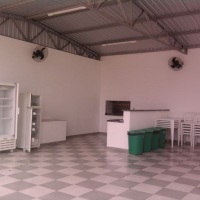 Salão, churrasqueira, geladeiras, caixa de gelo
