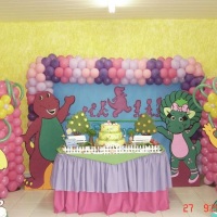 Barney com jardim na mesa