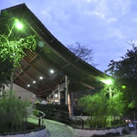 Entrada salão ao anoitecer