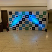 Backdrop formado por estruturas de Box truss e lonado envelopado