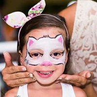 Lindas pinturas faciais e escultura com balões..