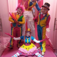 Show circo Menina com casal de palhaços, malabarista e perna de pau..