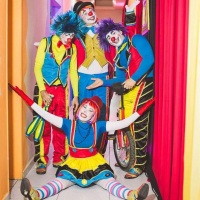 Show circo Menino com casal de palhaços, malabarista e perna de pau..