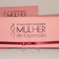 Convites para eventos sociais e festas institucionais.