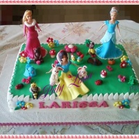 Bolo das Princesas. Modelagens em pasta americana.