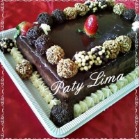 Decoração com glacê de chocolate.