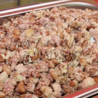 Feijão tropeiro com calabresa perdigão, bacon sádia e charque delicioso.