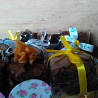 Brownie macio com casquinha crocante.