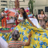 Cirandas e atividades com a família com músicas de roda e atividades que buscam a interação entre to