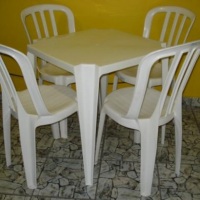 Jogos de mesas plásticas com 04 cadeiras