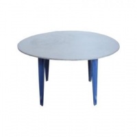 Mesa plástica com tampo em madeira