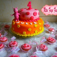 BOLO DE PASTA AMERICANA COM CUPCAKES