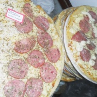pizzas média e grande