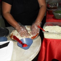 montagem da pizza no evento