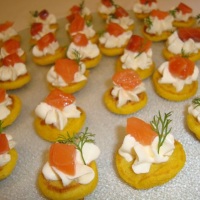 Blinis de Açafrão com Sour Cream e Lâminas de Salmão Marinado