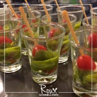 Mini Caprese no palito servida com molho de pesto orgânico!