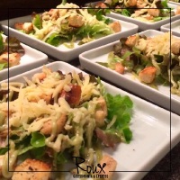 Salada Caesar com nosso molho especial Roux e croutons de pão artesanal.