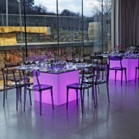 Mesa de vidro com base de LED