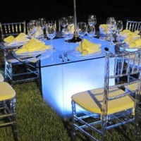 Cadeiras Tiffany de Crystal com Mesa de vidro e base de LED