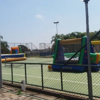 Brinquedos infláveis em evento corporativo