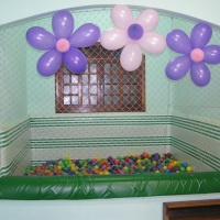 Piscina de bolinha em alvenaria, com laterais e fundo estofados. 2 X 2 m, com 5000 (cinco mil) bolas