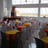 ambiente com churrasqueira