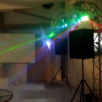 Som, telão, iluminção e estrutura formato trave e fumaça
