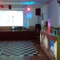 estrutura formato trave, telão, pista de dança e decoração ambiente