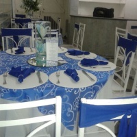 Cobre mancha azul em jaquard dupla face com sousplat de tecido perola guardanapo azul bic e porta gu