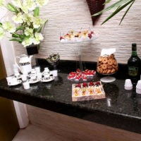 mesa de enceramento com café, licor e Petit Four