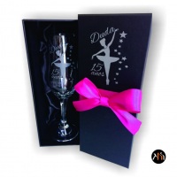 Taça para espumante personalizada com embalagem em cartonaria preta, cetim interno e laço de fita.