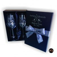 Convite para padrinhos.
Kit taças de cristal para vinho com embalagem em cartonaria preta, cetim in
