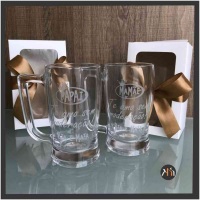 Caneca chopp personalizada com embalagem para presente em papel duplex e laço de fita.
