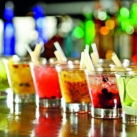 Preparamos as mais saborosas e belas caipirinhas e caipifrutas para sua festa .