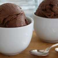 Sorvete Chocolate Puro com pedaços.