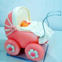 carrinho de bebê em biscuit ! Topo de bolo chá de bebê menina .