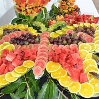 Mesa de frutas borboleta na opção buffet de churrasco.