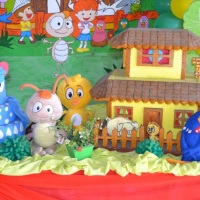 Buffet de salgados para festa infantil.
