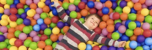 8 <b><b>Dica</b>s</b> para usar piscinas de bolinha em festa com segurança