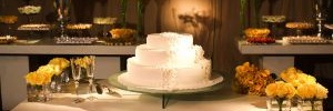 <b>Bolo</b> e Champanhe: conheça esse estilo de recepção de casamento